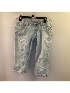 American Eagle Jean capri woman’s size 6 
light wash denim distressed